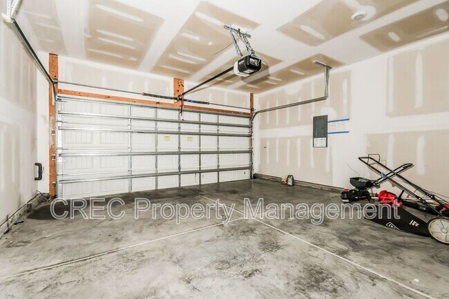 Building Photo - 928 Woodside Creek Ln