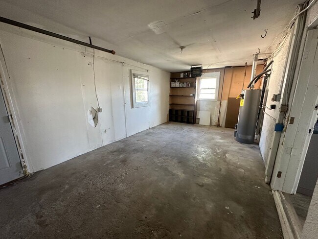 Building Photo - Attached one car garage! Pet Friendly!