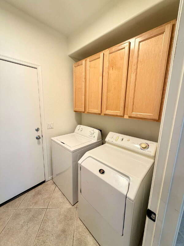 Building Photo - 885 W Aloe Pl