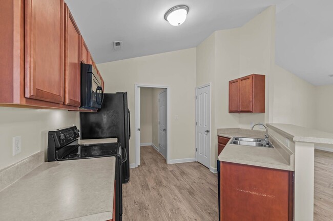 Building Photo - 3 Bedroom 2 Bathroom Home