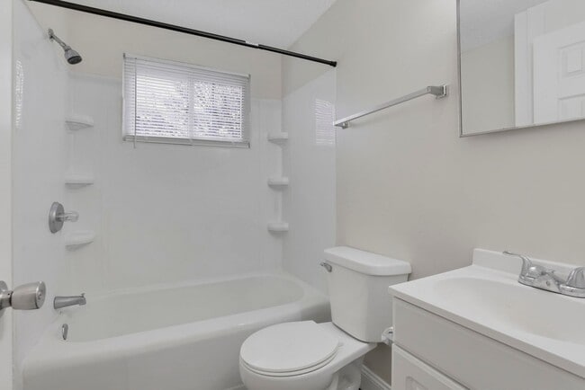 Building Photo - 898-900 Racine Ave