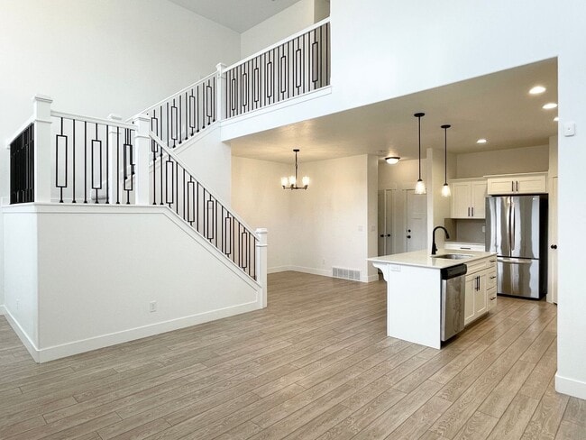 Building Photo - Gorgeous Townhome at Mountain Ridge!
