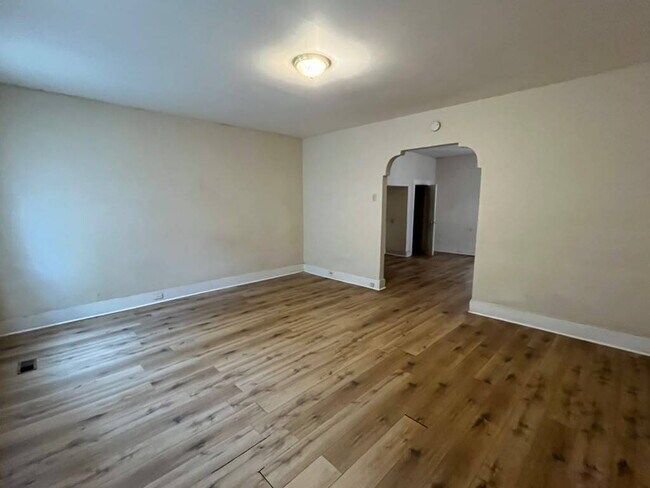 Building Photo - "Charming 1-Bedroom FIRST FLOOR Duplex in St. Louis City- Your Spacious 850 sq. ft. Retreat Await...