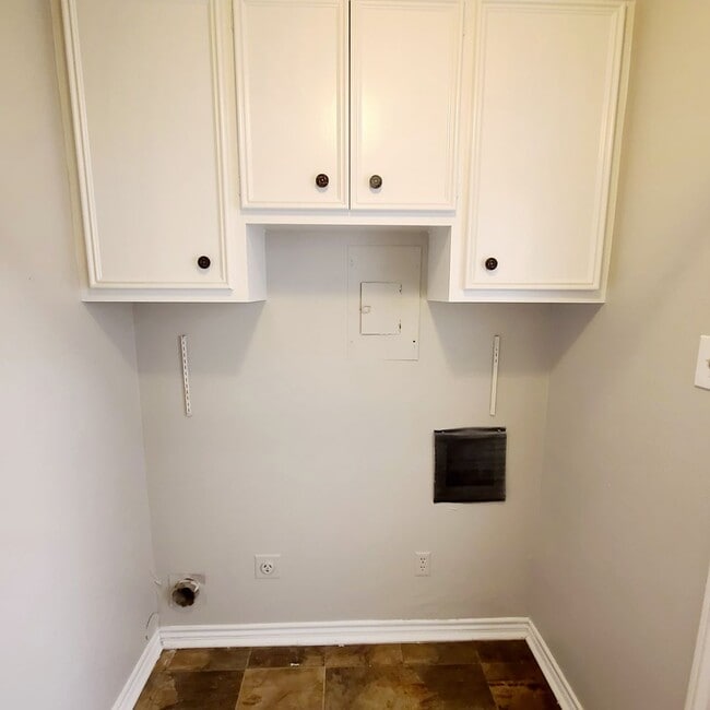 Building Photo - 11350/52 Quail Run St