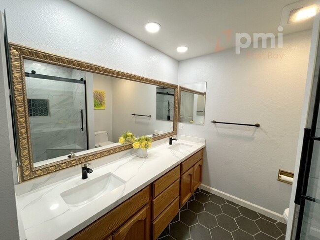 Building Photo - Exquisite 4-Bedroom Solar Home in Prime Location with Community Amenities