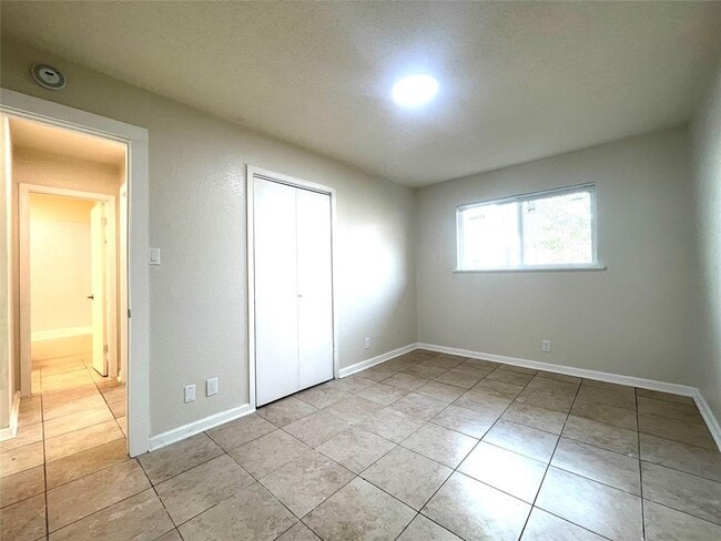 Building Photo - 6510 Hickman Ave