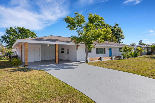 Building Photo - Modern Sarasota 3 Bedroom Home With Separa...
