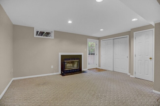 Building Photo - Charming 3-Bedroom Townhome for Rent in Ab...