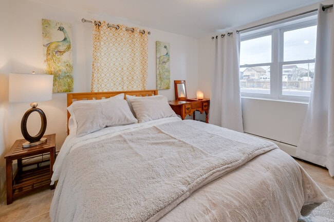 Building Photo - 1017 California Pl S