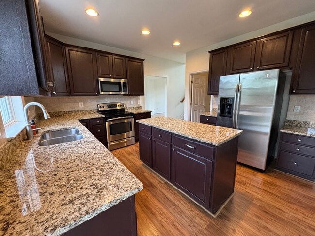 Building Photo - 105 Fredericksburg Dr