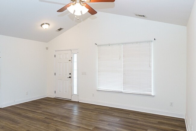 Building Photo - Three Bedroom House with Gated Backyard