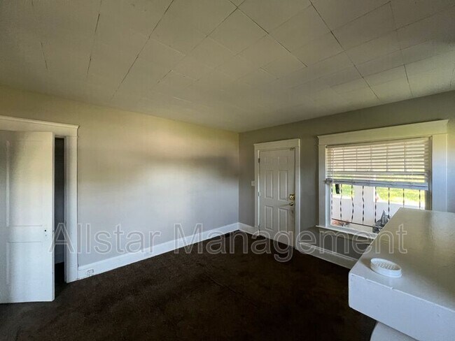 Building Photo - 13815 Idarose Ave