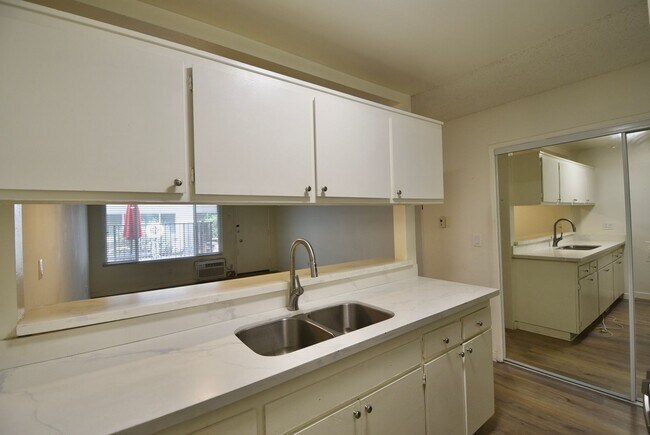 Building Photo - 14142 Victory Blvd