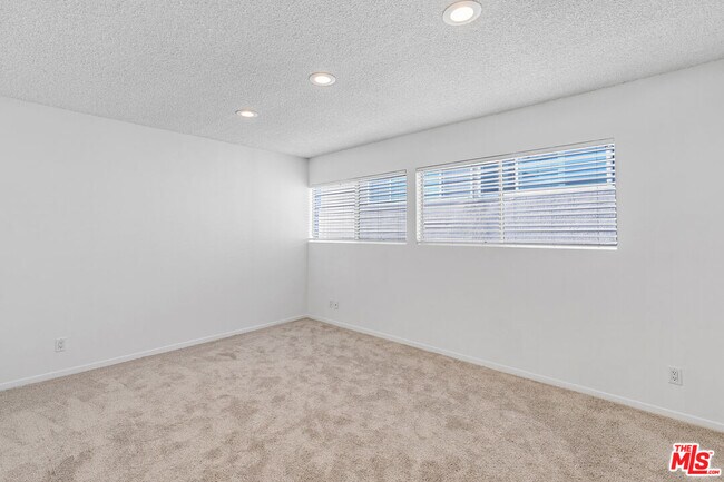 Building Photo - 825 S Gretna Green Way