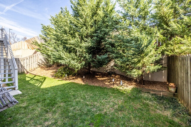 Building Photo - 2454 Vivian Cir