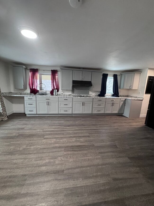 Building Photo - Beautiful 2 Bedroom, 1 Bath, 3 Car Garage Home with 5 Acres off CHSPR