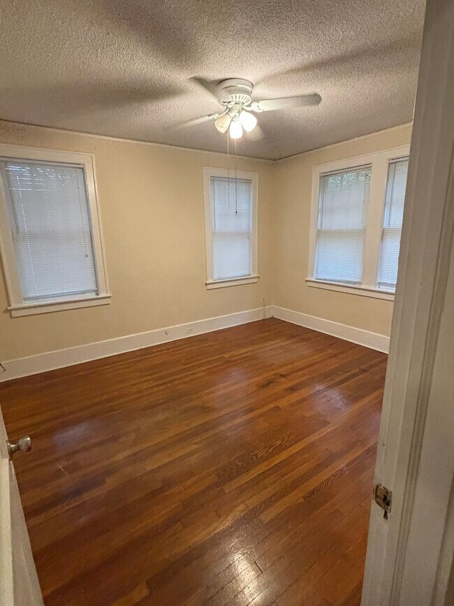 Building Photo - 3 Bed 2 Bath near 5 points