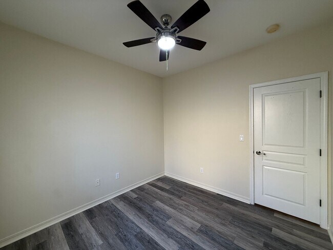 Building Photo - Beautiful Bradley Square Single Story Home With Easy Access to Shopping/101 Frwy