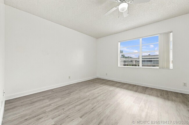 Building Photo - 809 Flanders Q