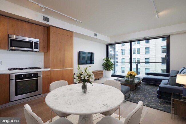 Building Photo - 925 H St NW