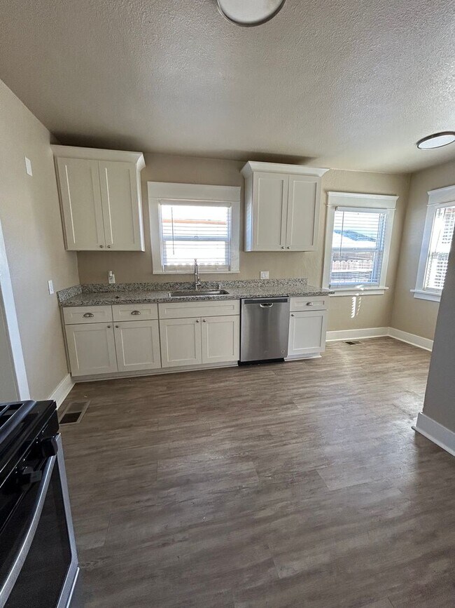 Building Photo - 2 Bed/1 Bath Home Near Downtown Lodi