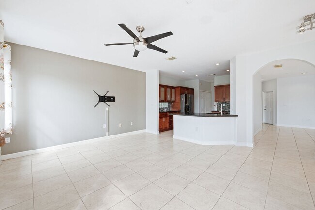Building Photo - Spacious Waterfront 3-bedroom 3-bath Singl...