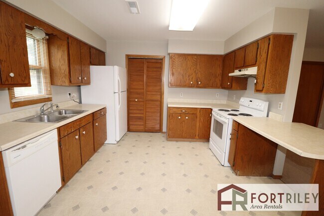 Building Photo - Family Home for rent!