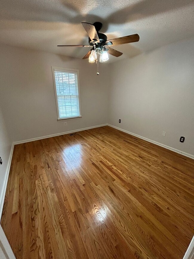 Building Photo - 3/2 Nice House in East Rome $1,895