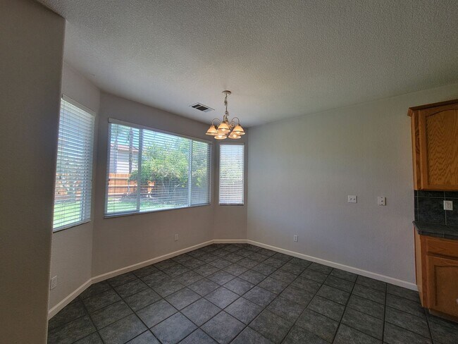 Building Photo - 1 year lease