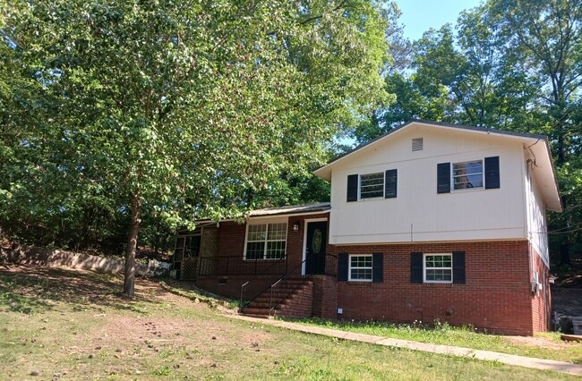 Building Photo - 4 Bedroom Home Available Now!