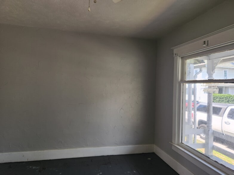 Building Photo - 413 25th St