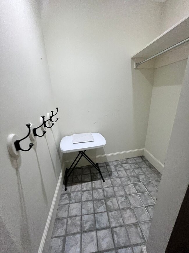 Building Photo - NO FEE!!  MASSIVE MISSION HILL 6 BED/3 BATH available 9/1/2026