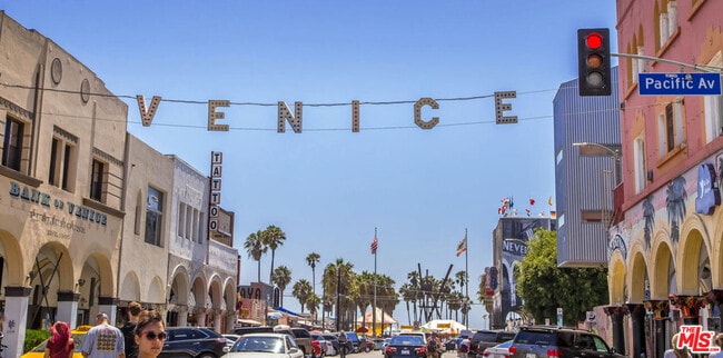 Building Photo - 613 6th Ave