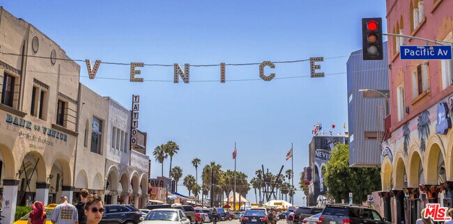 Building Photo - 615 6th Ave