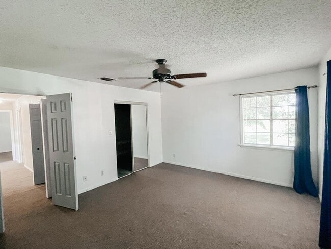 Building Photo - 418 Charleston Dr