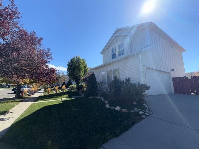 Building Photo - Spacious Tri-Level Home for Rent in Tooele...