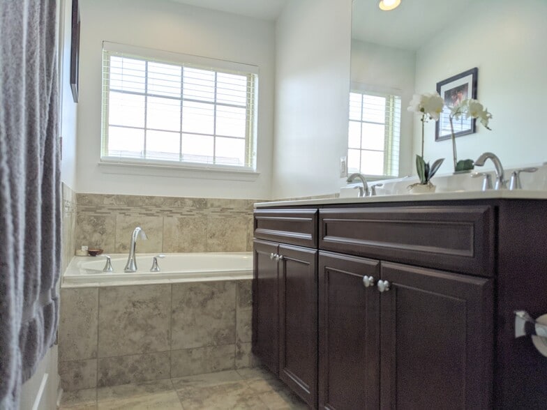 Building Photo - 2611 Bradish Ln