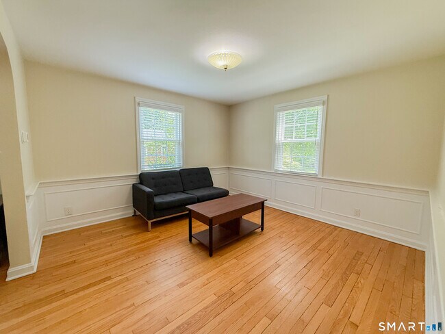 Building Photo - 1657 Farmington Ave