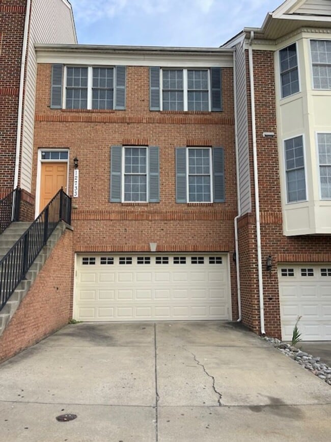 Building Photo - SPACIOUS TH IN CLARKSBURG