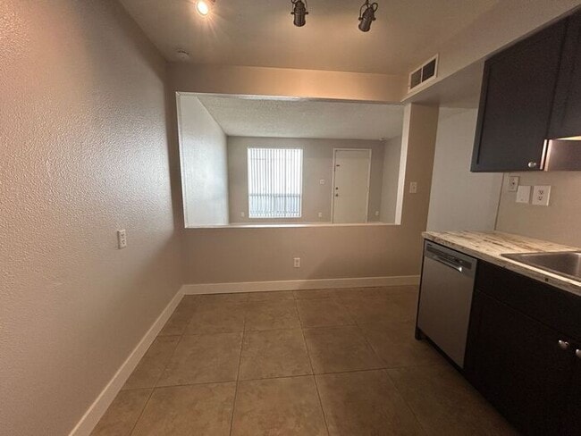 Building Photo - 859 S Ext Rd