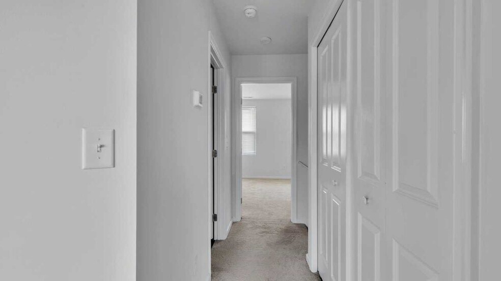 Building Photo - 992 Rushing Ln