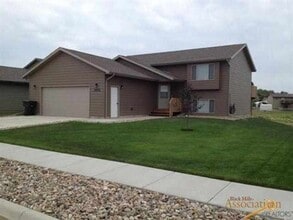Building Photo - 4 BEDROOM | 2 BATH | SPLIT FOYER HOUSE | GARAGE | RAPID VALLEY