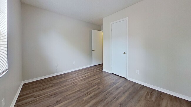 Building Photo - Desirable 2 beds/1.5 bath, first floor uni...