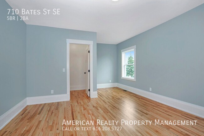 Building Photo - 710 Bates St SE