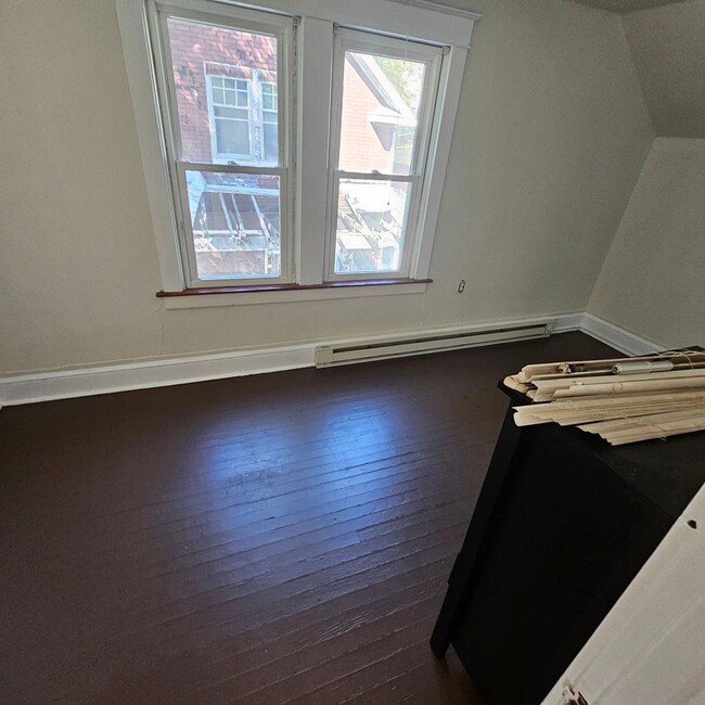 Building Photo - 2 bedroom, 1 bath, 2 story single family h...