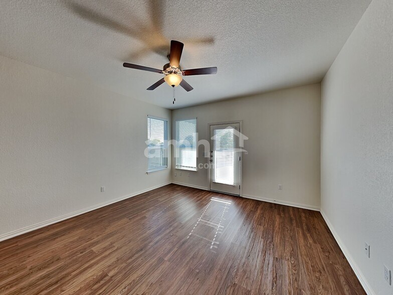 Building Photo - 421 Pebble Bend