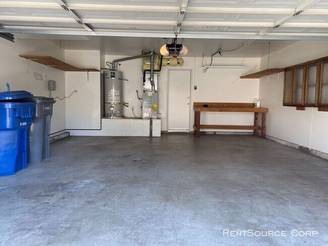 Building Photo - 3 Bedroom Sunrise Home for Lease in Valencia