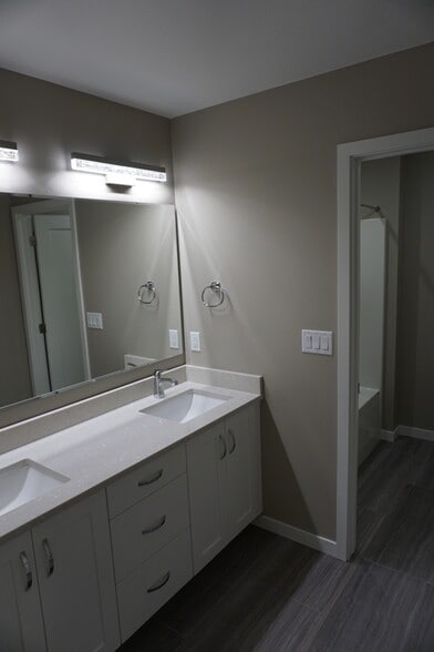 Upstairs guest bath with dual vanity - 3805 Stacy Dr
