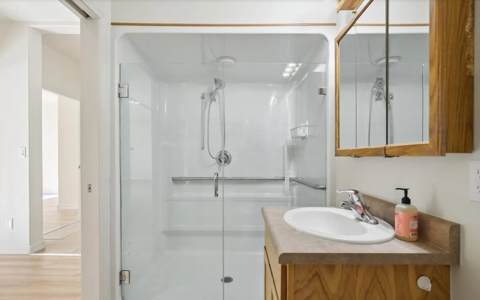 Main Bath - 35 Sunshine Ct