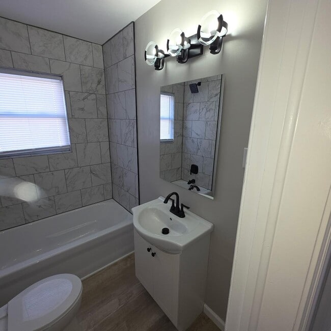 Building Photo - 705 S J St